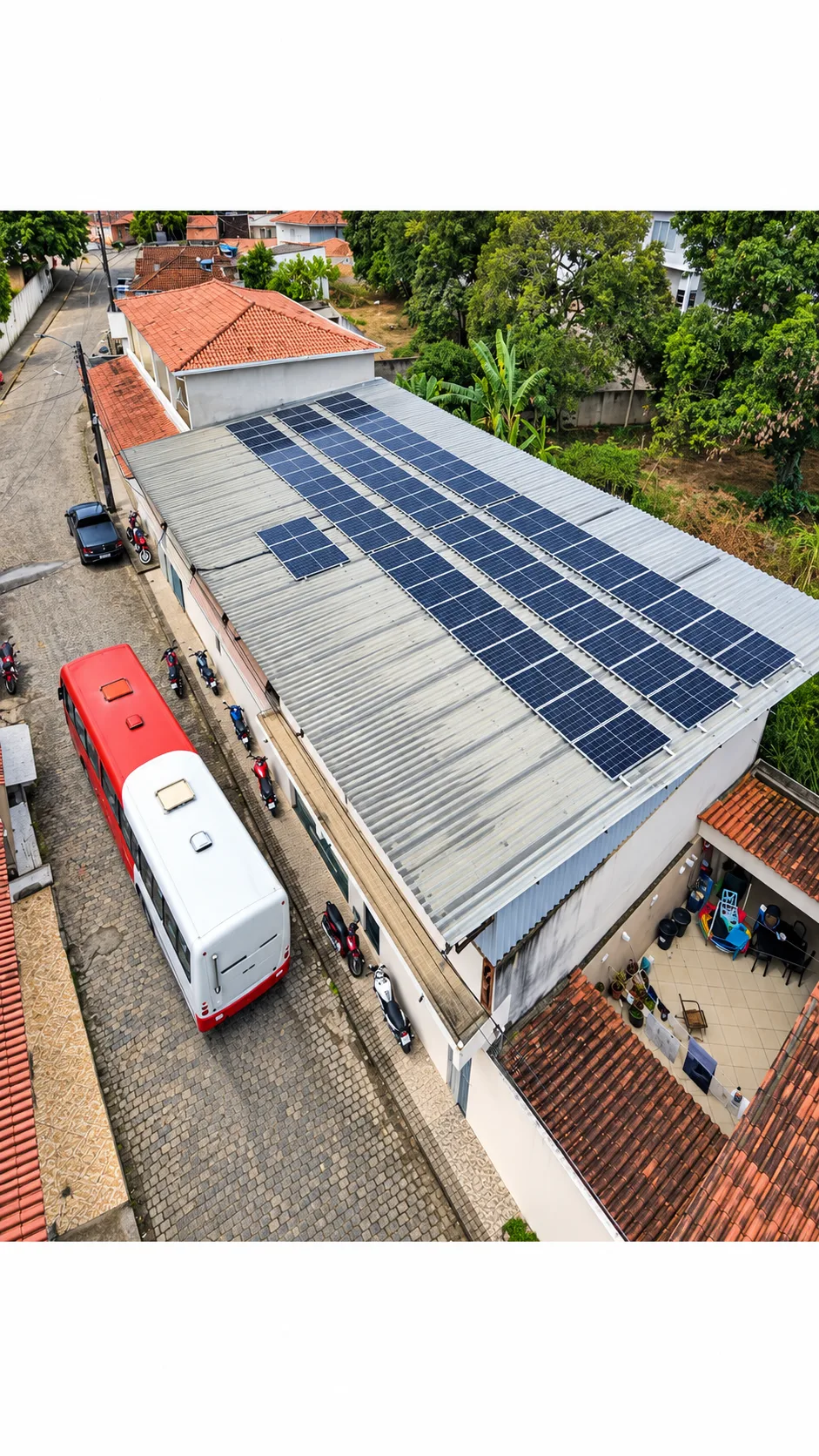 Vista aérea de painéis solares instalados pela SOLTECH em cobertura urbana