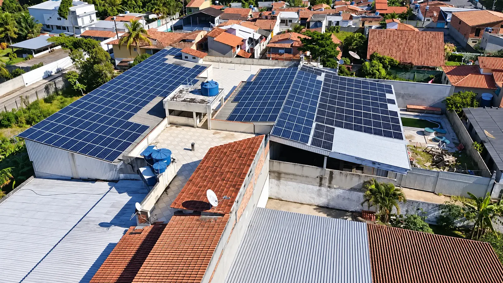 Painéis solares instalados no telhado de uma residência no litoral da Bahia